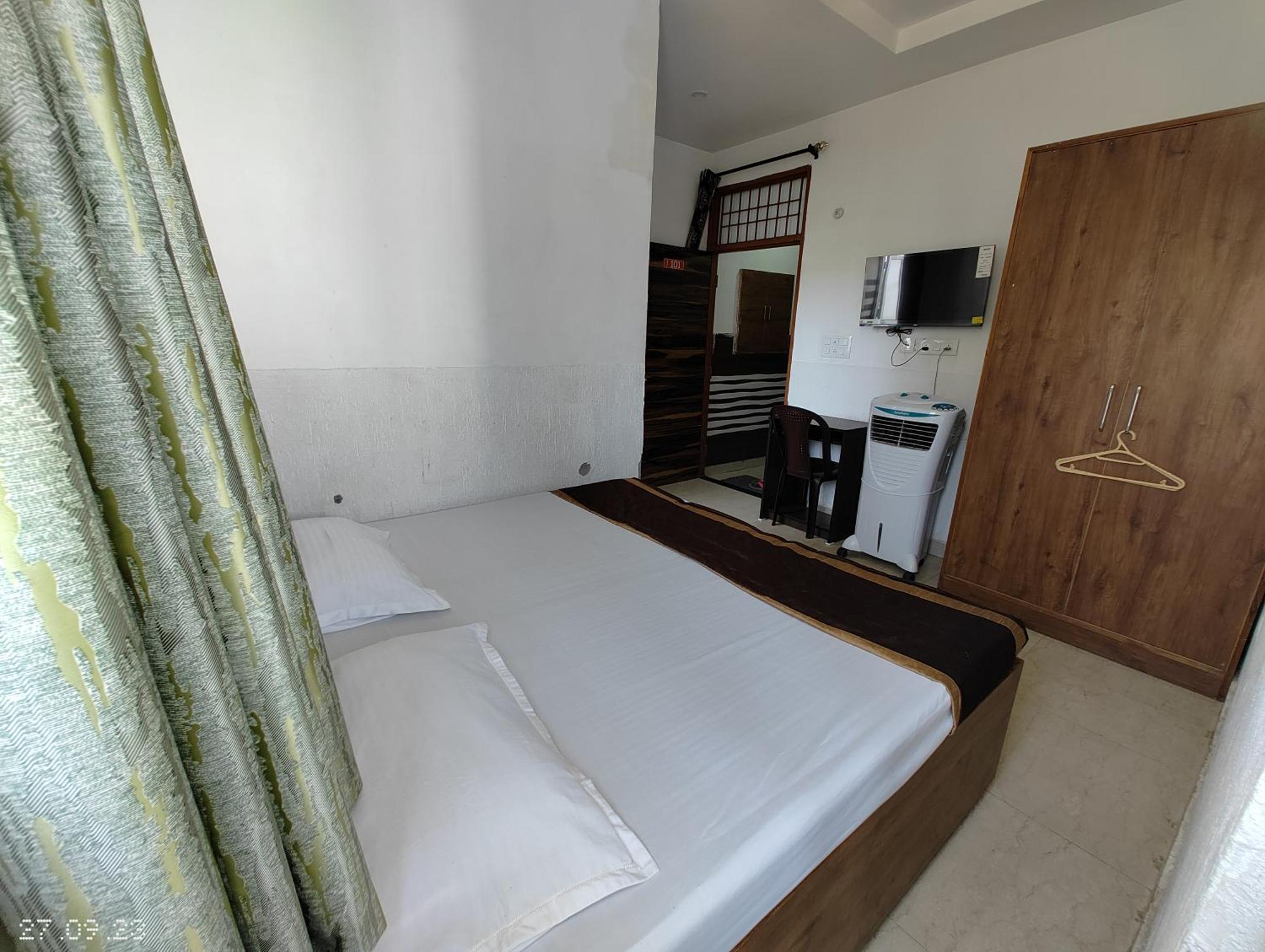 Hotel Yolo- Chandīgarh Esterno foto