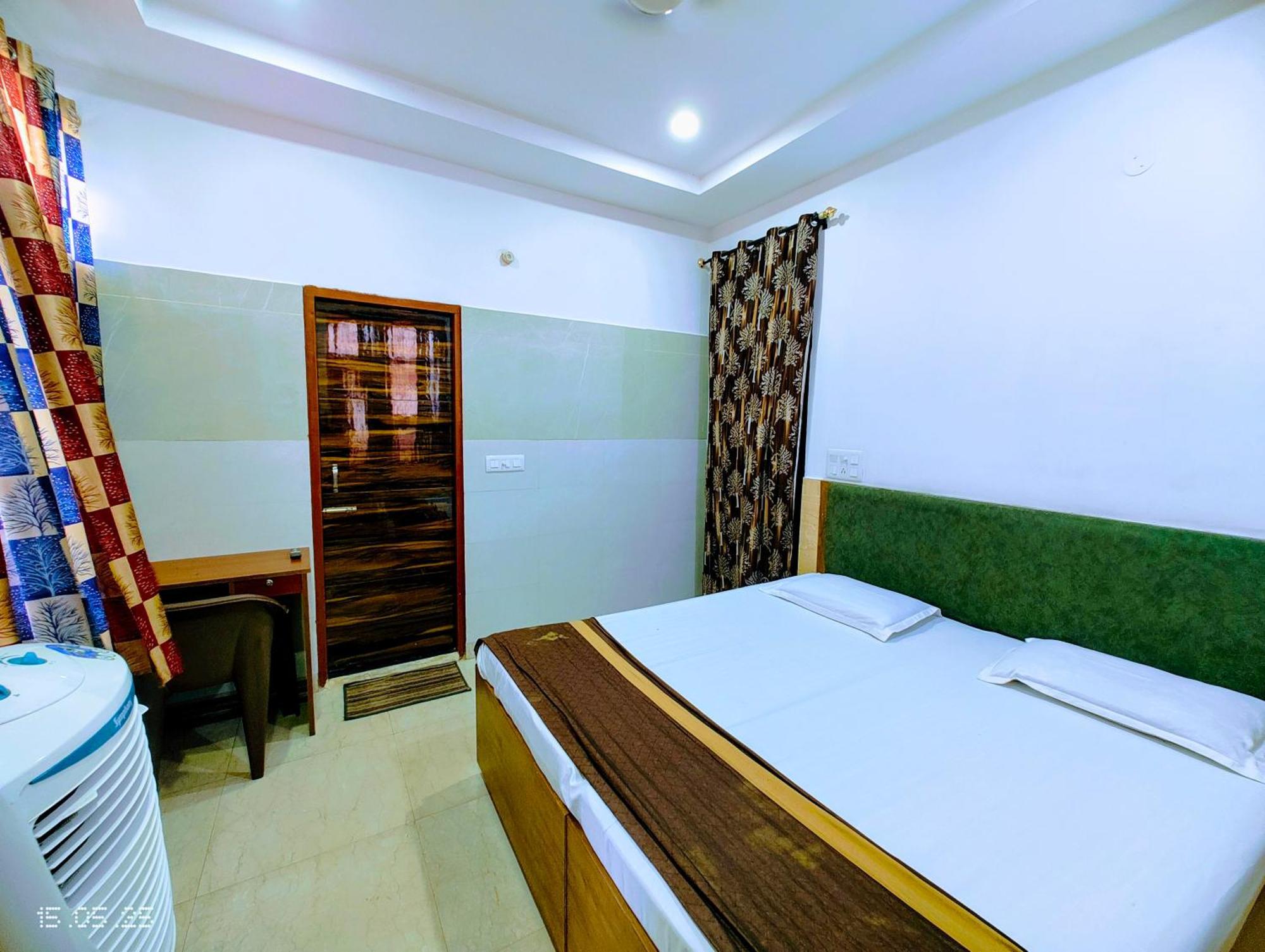 Hotel Yolo- Chandīgarh Esterno foto