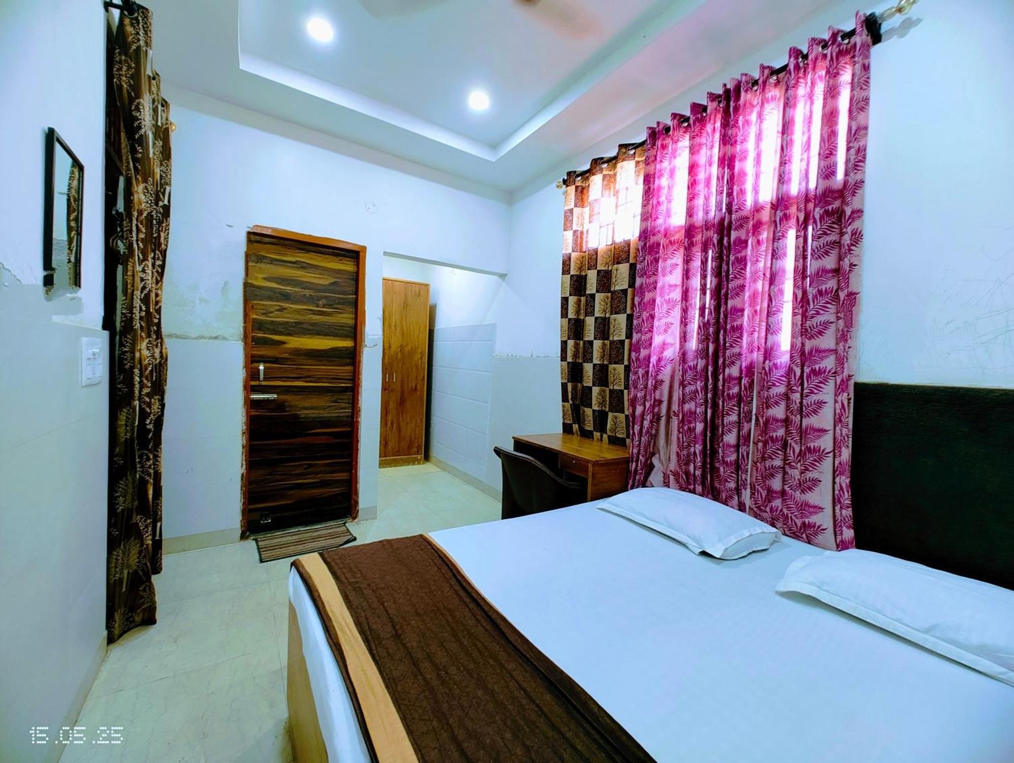 Hotel Yolo- Chandīgarh Esterno foto